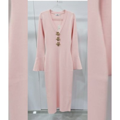 Soft pink elegant dress that emfasize the body curves